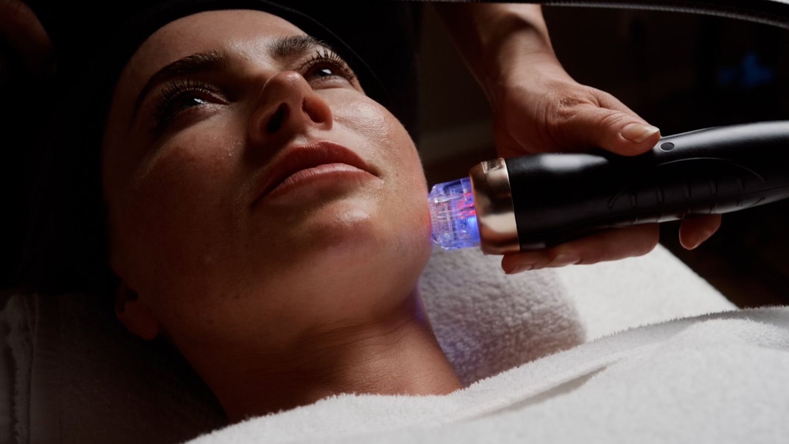 RF Microneedling-behandling i ansiktet