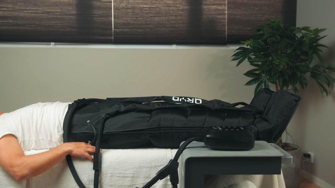 Kund i kompressionsbyxor på klinik