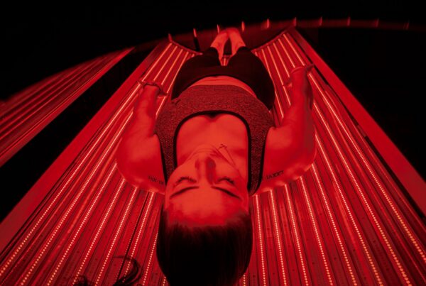 Kund i red light therapy-säng